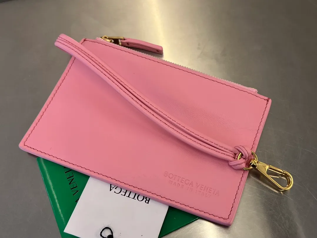 #BV 2023 new Candy Arco🎈729029 This time it not only holds the cute🍬 but also puts down the mobile phone. It is particularly mini and pocket-friendly. I really can’t resist it [Love]. The body of the bag is made of sheepskin. It is wear-resistant and durable. There is a detachable inner bag inside. It has a small and cute design style that can be worn cross-body or hand-held. It can be used for daily commuting and leisure. The capacity is definitely enough for all daily items. The size is suitable for everyone. You really can’t miss such a cute bag [Celebration] Size: 20x13x7 P1800